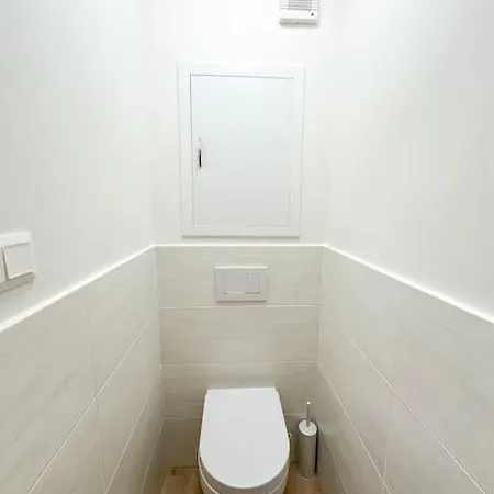 Simcity I Free Parking,24 7 Self Check-in, Balcony, Quiet Location With Easy Transportation To Square