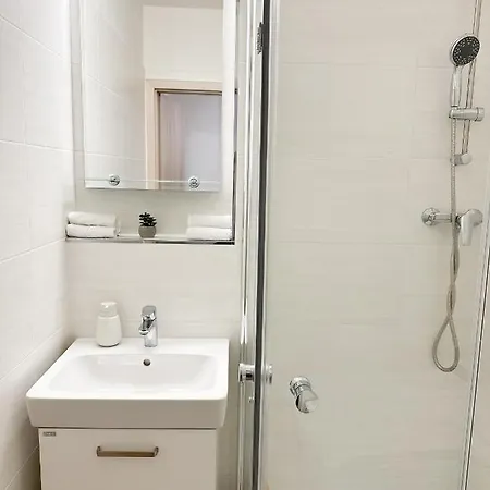 Simcity I Free Parking,24 7 Self Check-in, Balcony, Quiet Location With Easy Transportation To Square * 布拉迪斯拉发