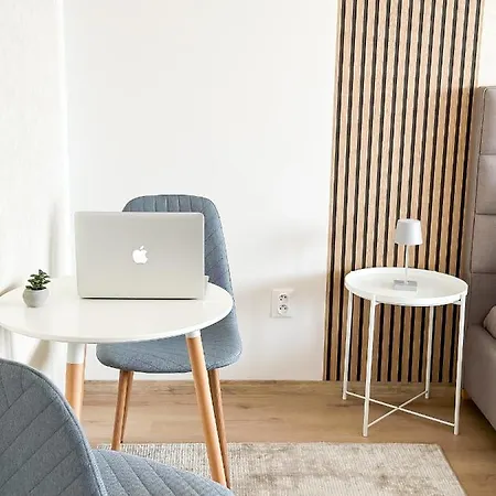 Simcity I Free Parking,24 7 Self Check-in, Balcony, Quiet Location With Easy Transportation To Square 公寓 布拉迪斯拉发