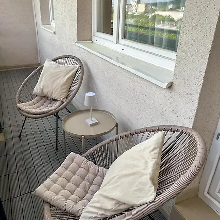 Simcity I Free Parking,24 7 Self Check-in, Balcony, Quiet Location With Easy Transportation To Square