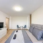 Simcity I Free Parking,24 7 Self Check-in, Balcony, Quiet Location With Easy Transportation To Square Bratislava